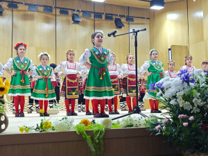 Деца представиха пролетните обичаи в концерт „Живи корени“