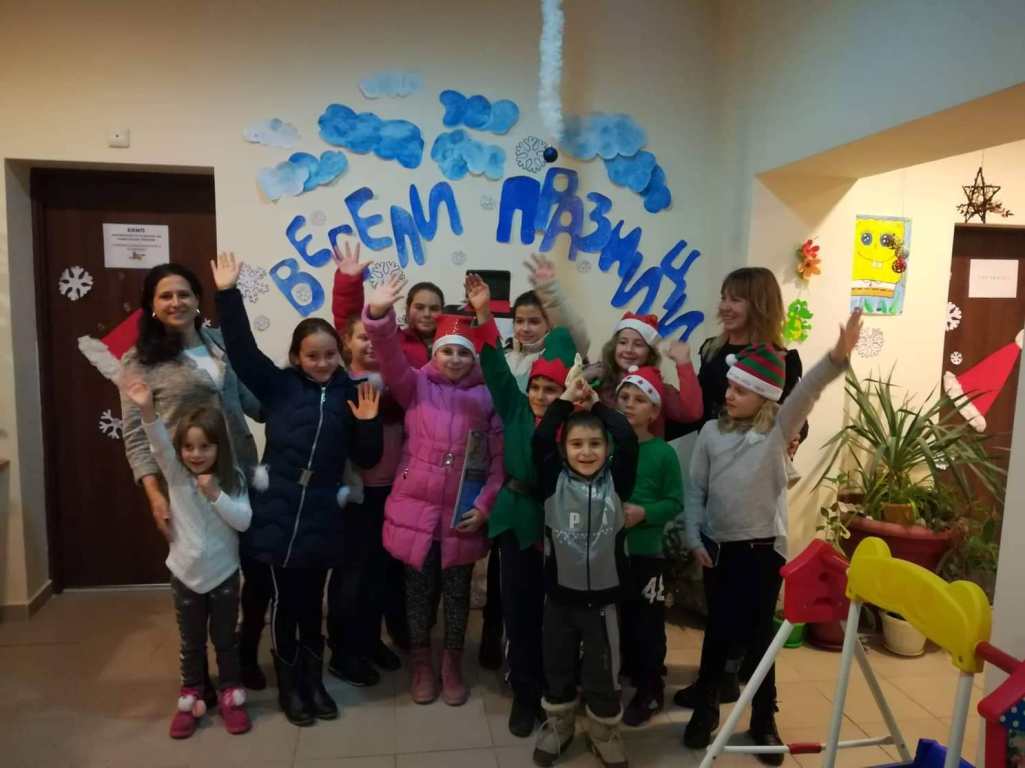 Сръчни деца майсториха украса в коледна работилничка