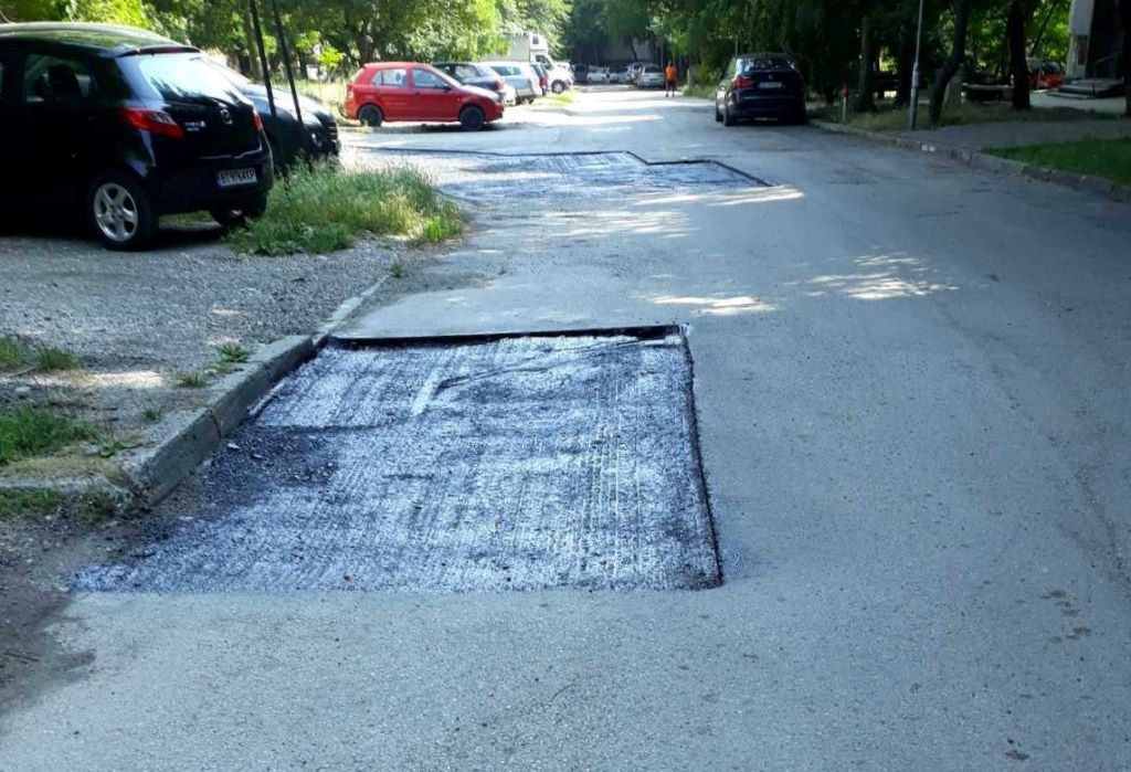 Продължават текущите ремонти на улици в Плевен, монтират нови пейки…