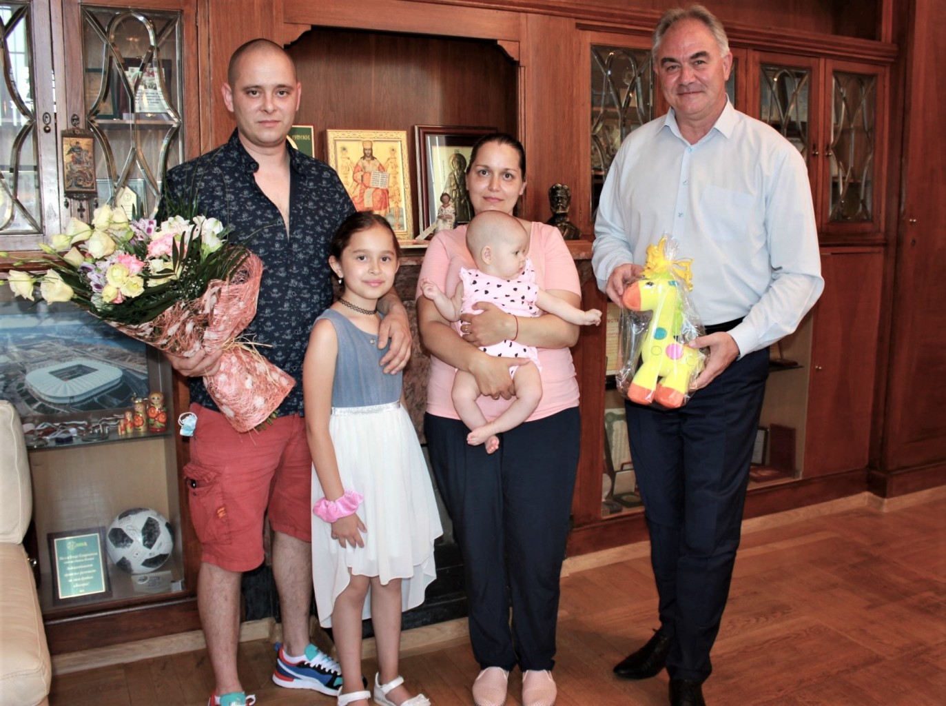 Елена, първото родено бебе за 2021-а година и семейството й…