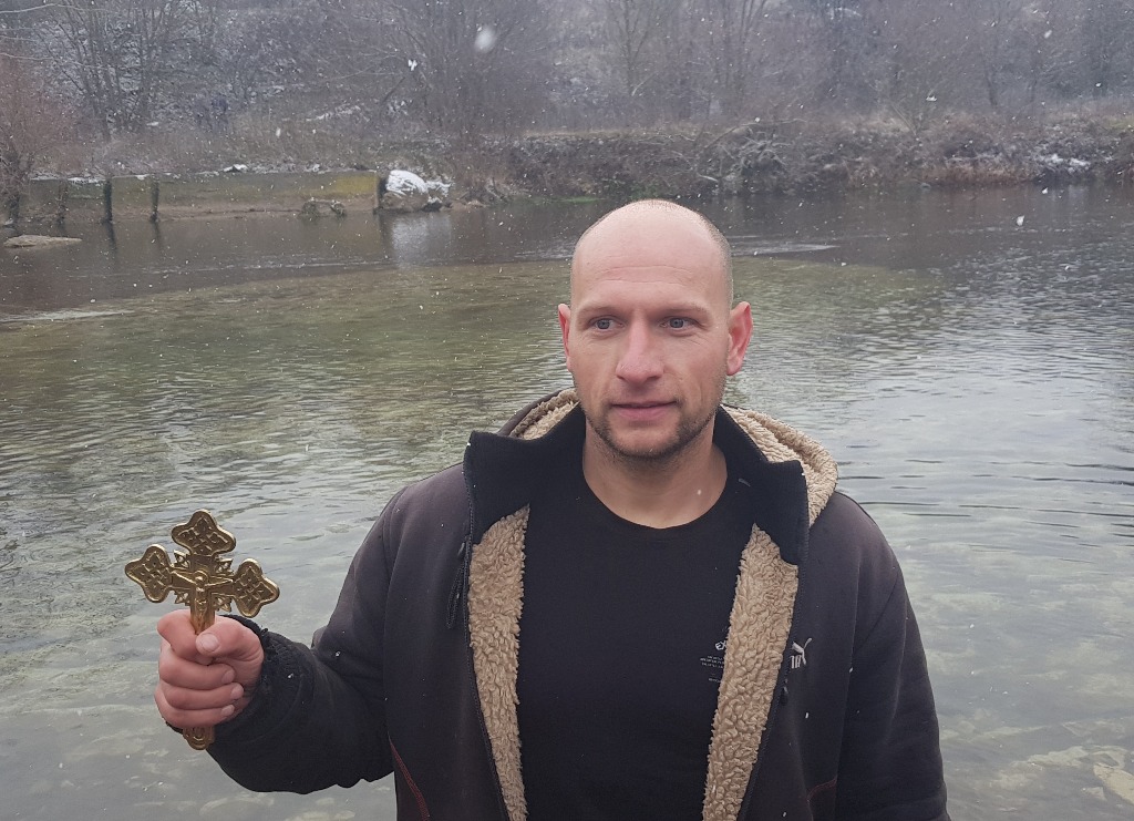 Петър Петров извади тази година Богоявленския кръст от водите на…