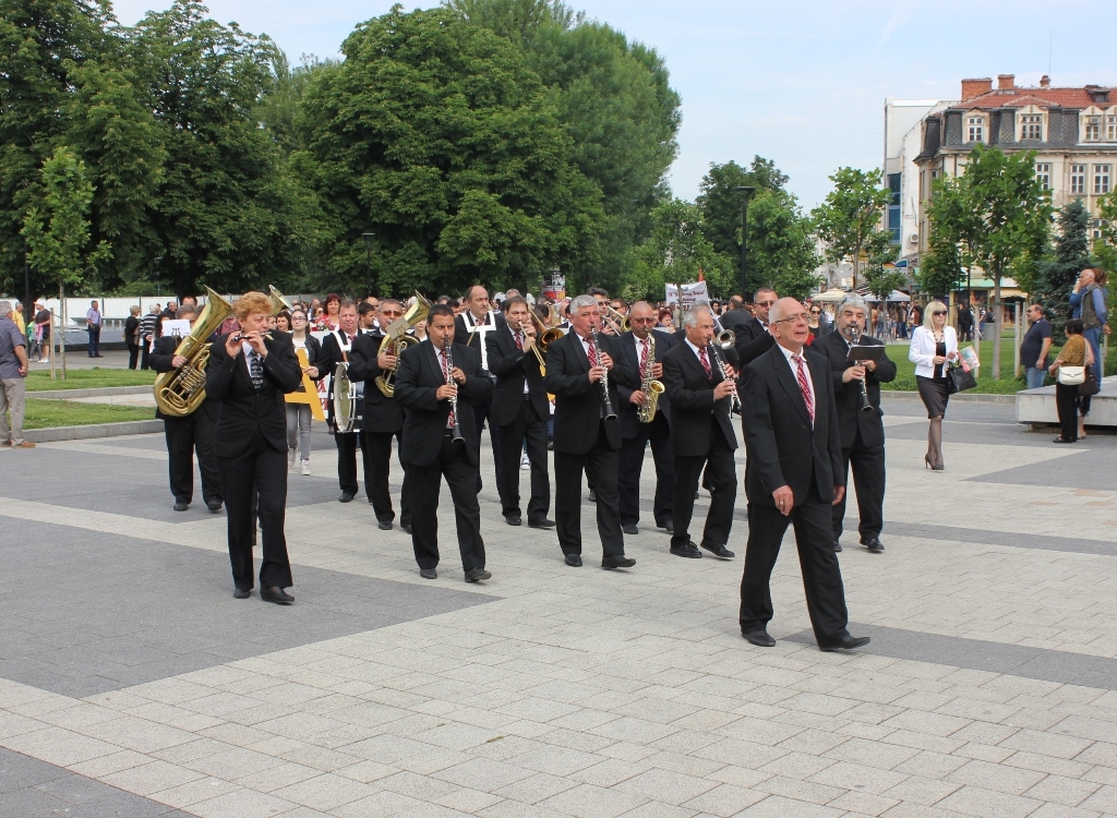 Духови оркестри от страната дефилират на фест в Плевен