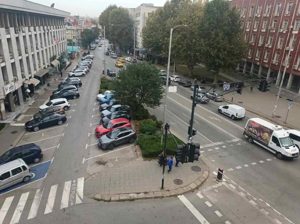 Движението, спирането и паркирането в центъра на Плевен временно ще…