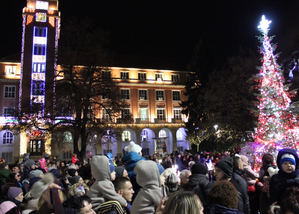 Палим светлините на коледната елха в Плевен на 1 декември