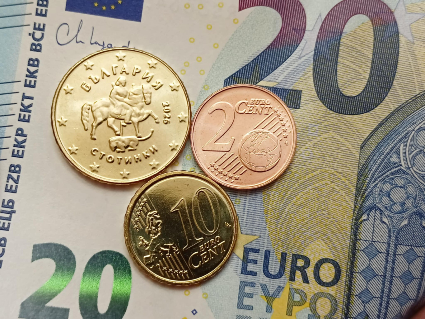 Банките обменят левове в евро без такси и без ограничения…