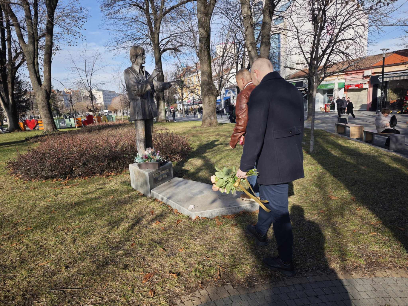 Плевен с цветя за 84 години от рождението на незабравимия…