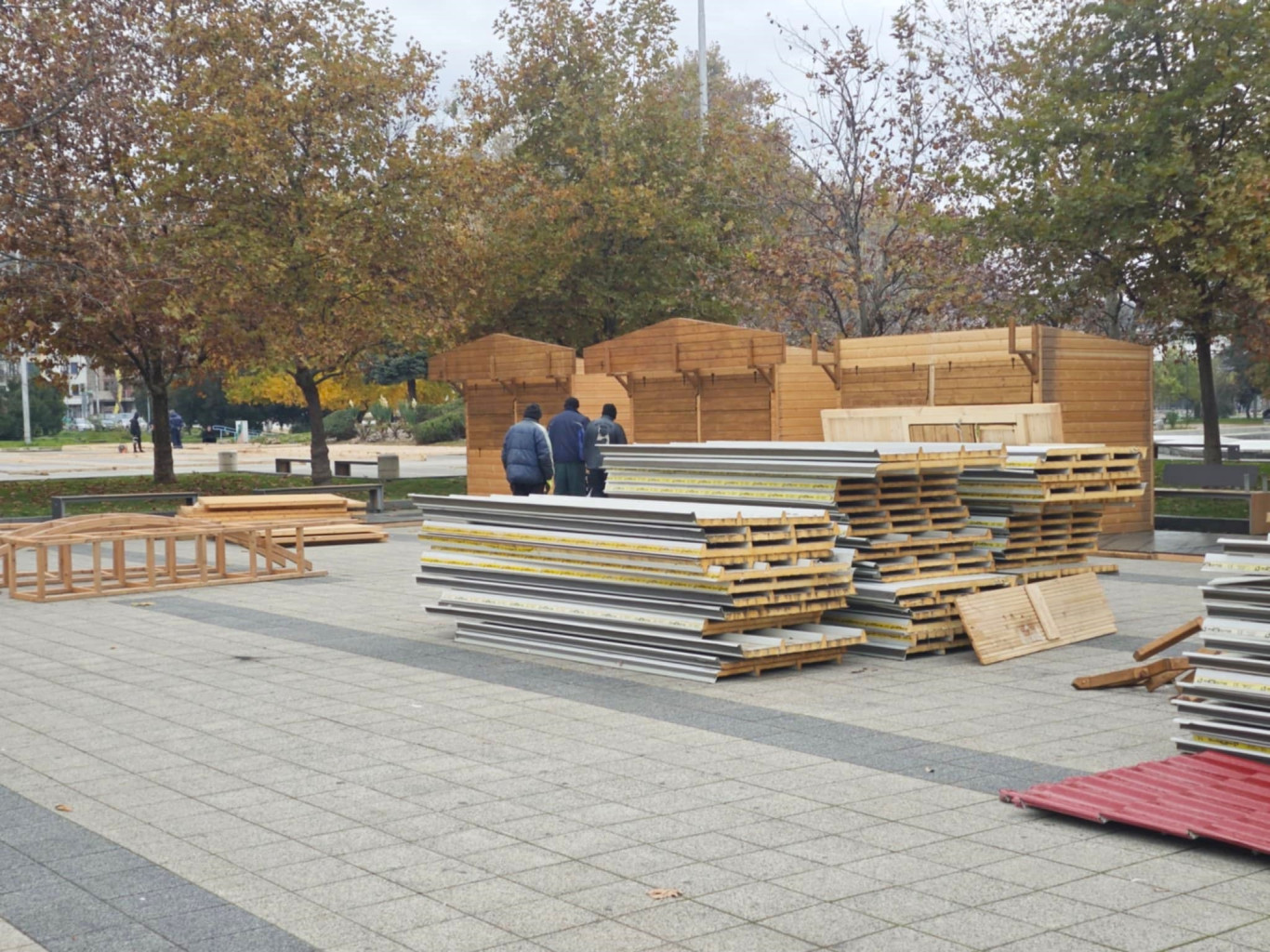 Започна изграждането на Коледното градче в центъра на Плевен