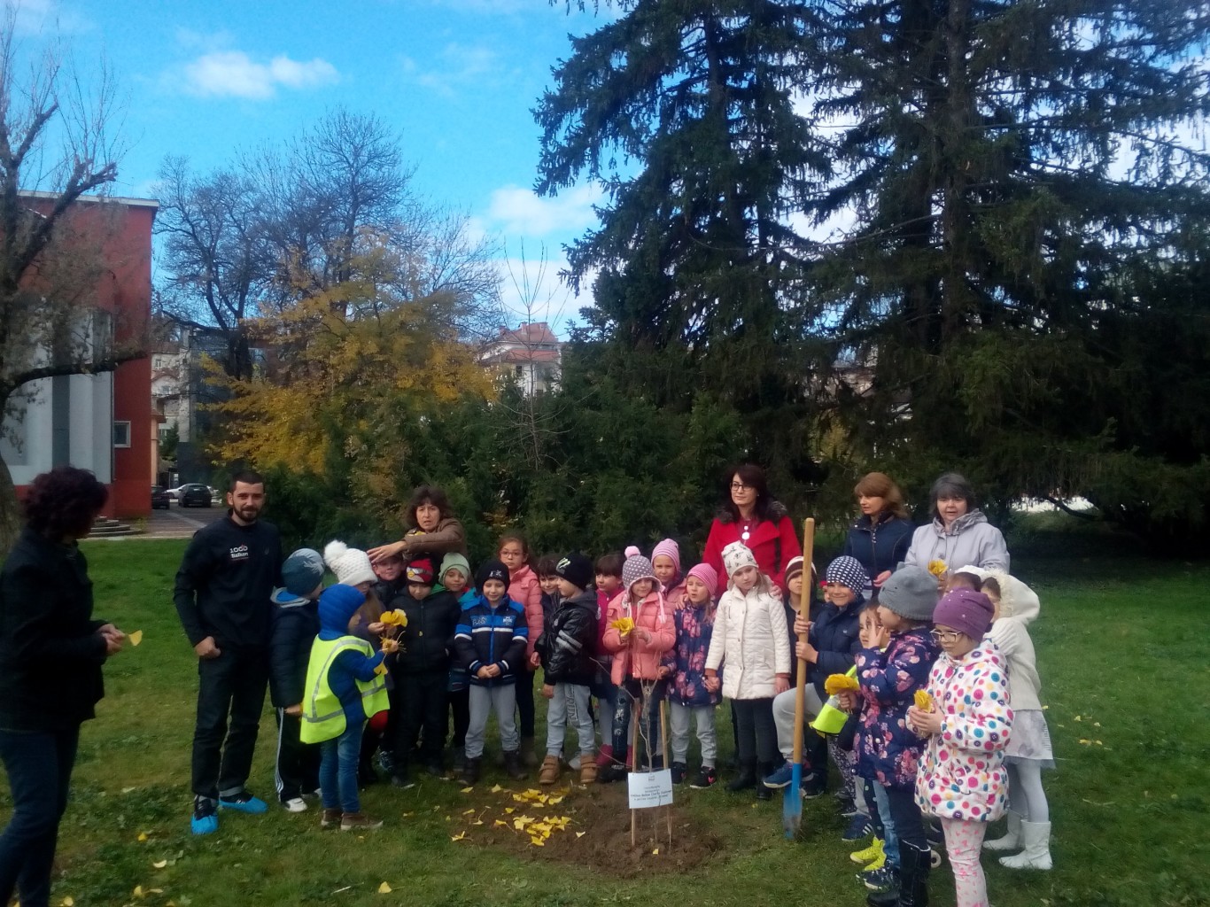 Спортисти и деца  засадиха  фиданка  в центъра на Плевен