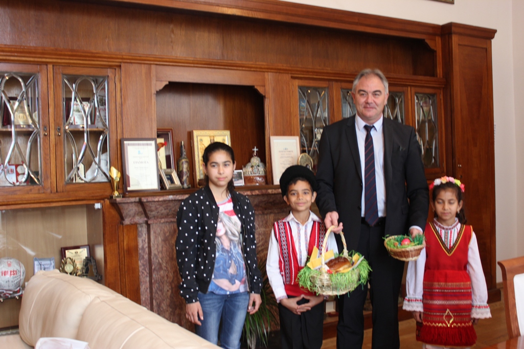 Деца подариха пъстри яйца и козунак на кмета