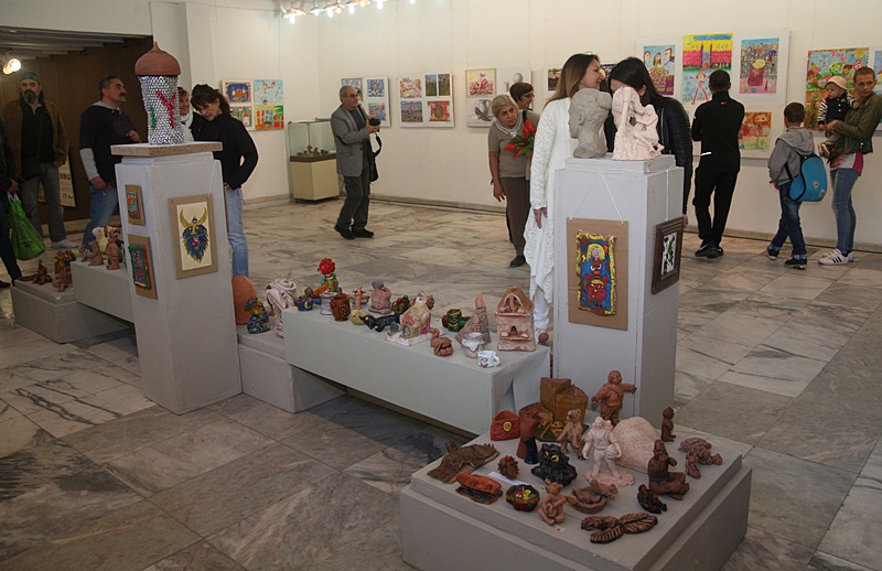 Емоционална изложба подреди Вяра Савова по повод 30-годишнината на художествените…