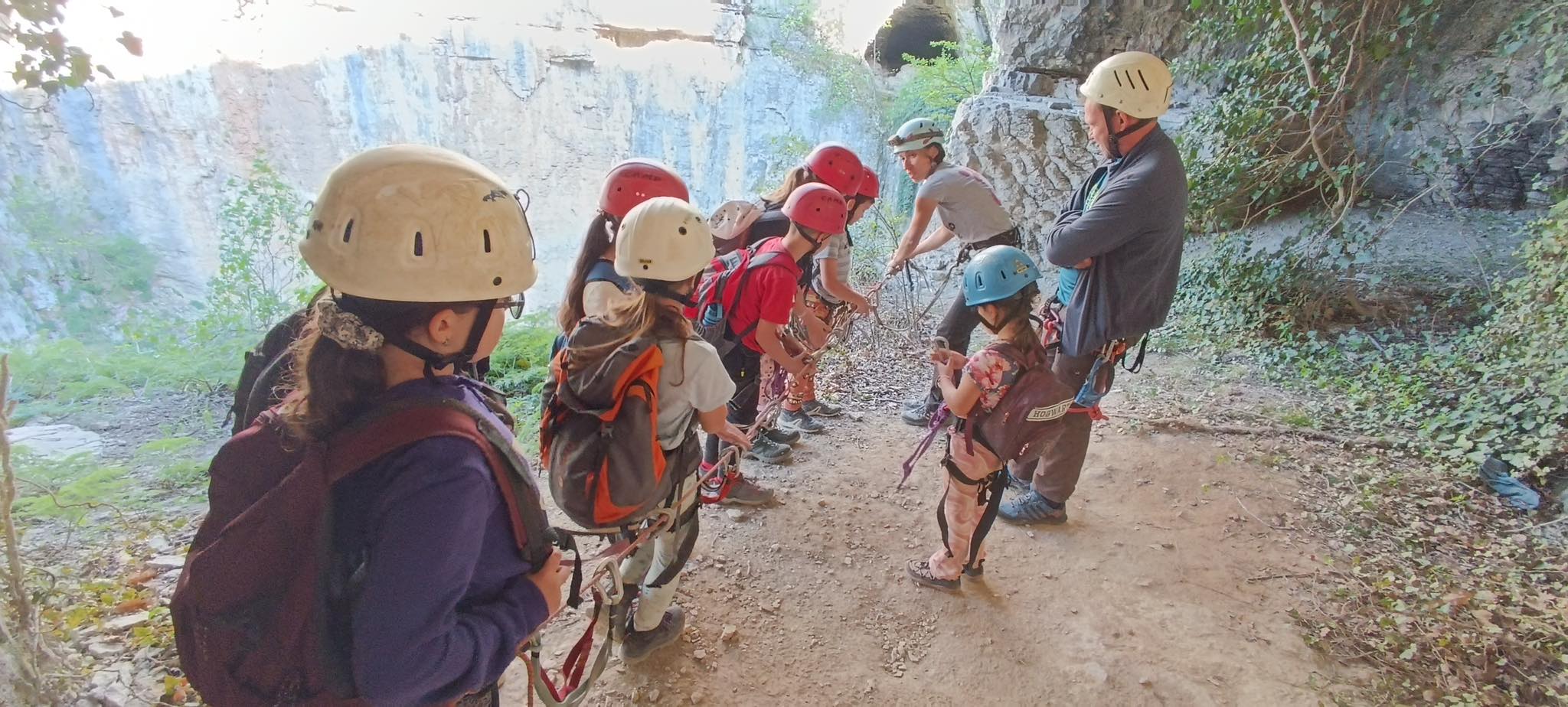 Деца от Плевен изживяха пролетно приключение по скали и пещери…