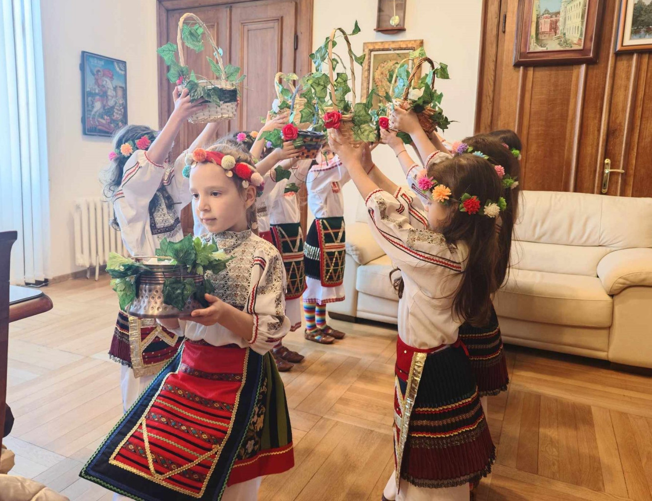Лазарки отправиха пожелания за здраве в Община Плевен