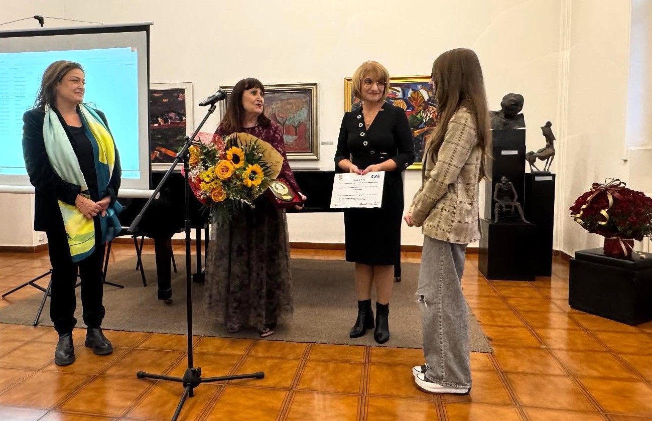 Ръководителят на Арт школа „Колорит“ Майя Ананиева е тазгодишният носител…