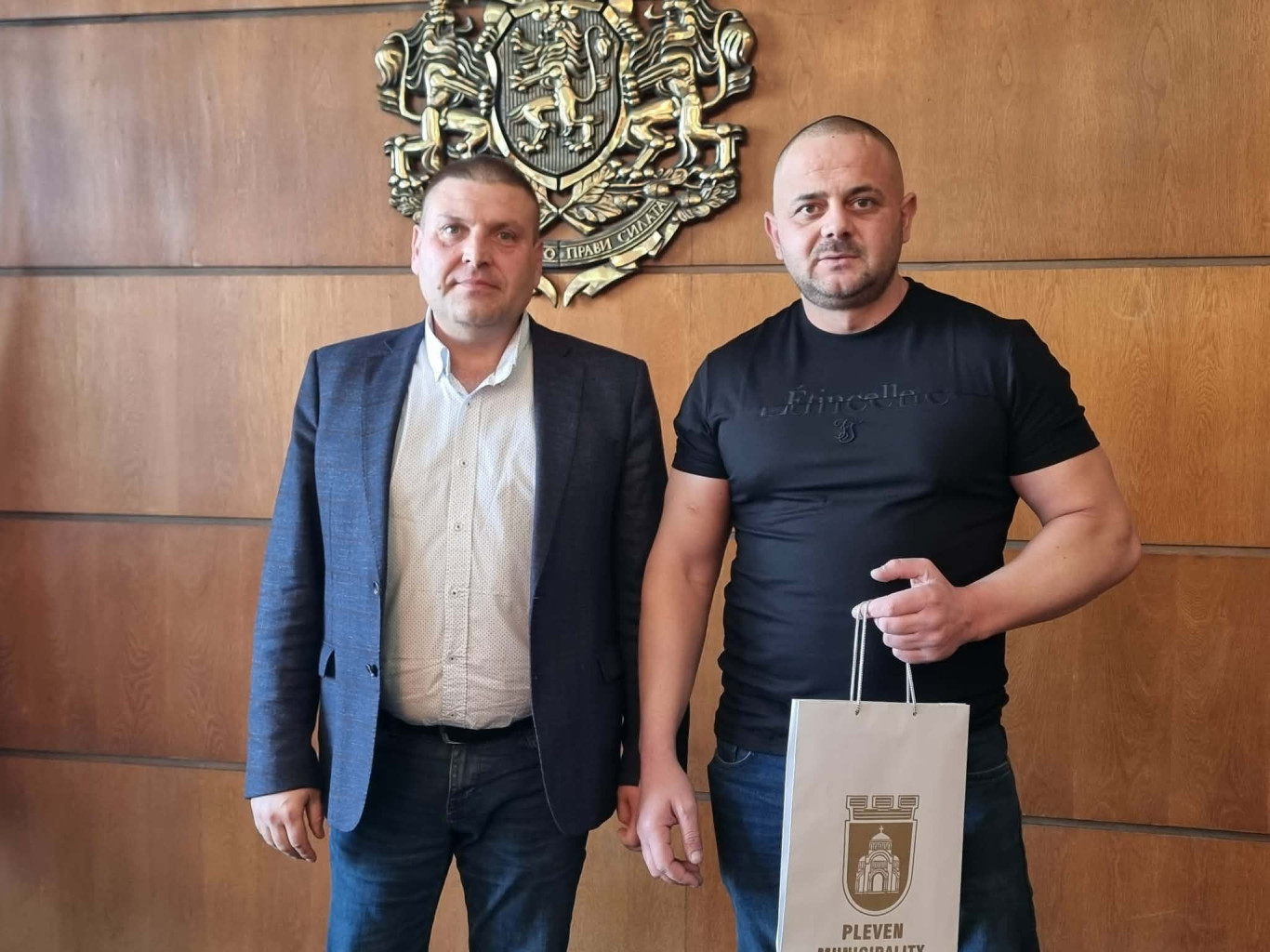 Кметът на Плевен награди победителя, извадил кръста на Богоявление