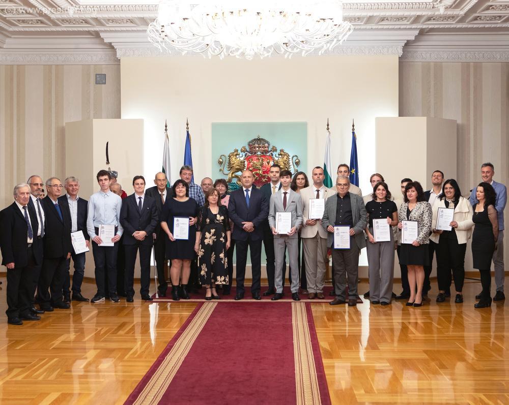 Преподавателят по информатика Павел Петров и 18-годишният Марио Петков от…