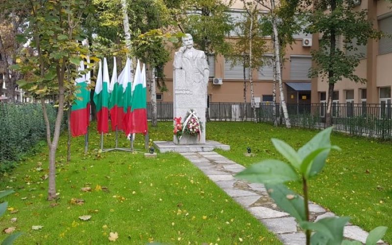 Почитаме делото на народните будители пред паметника на Иван Вазов