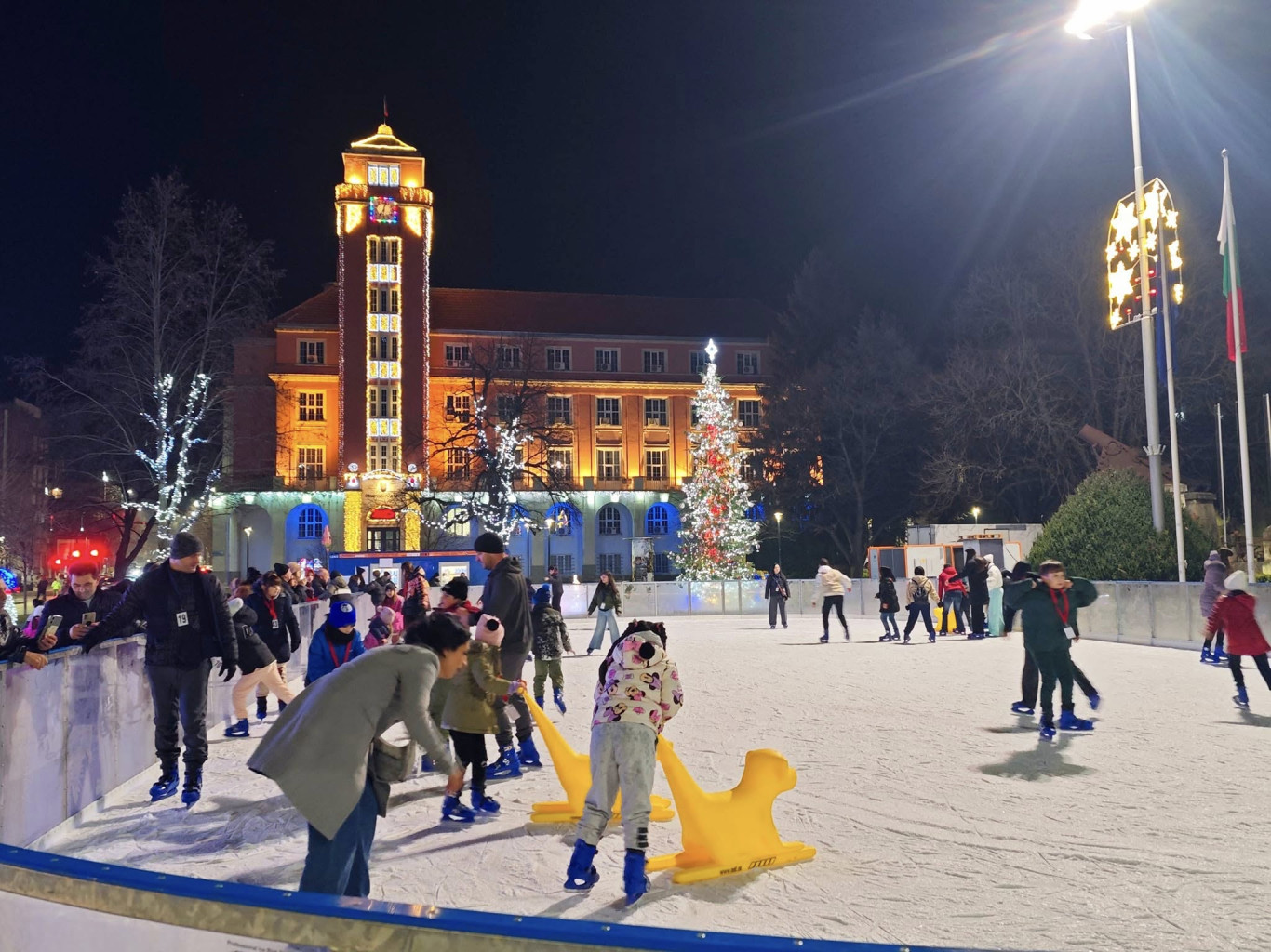 Ледената пързалка в Плевен отвори врати
