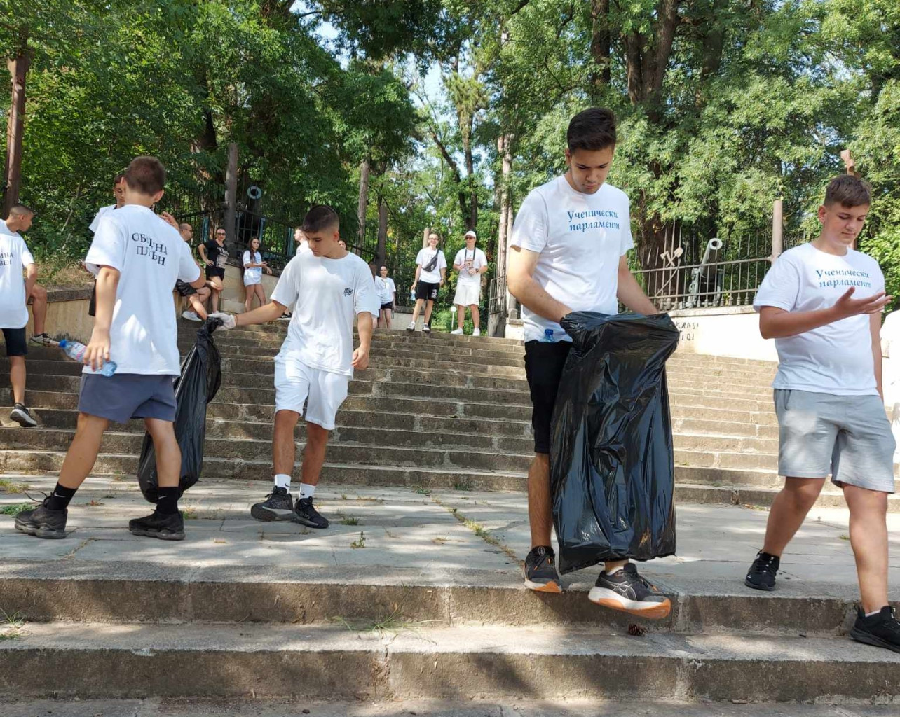 Ученици в Плевен почистват детски площадки по повод Първа пролет