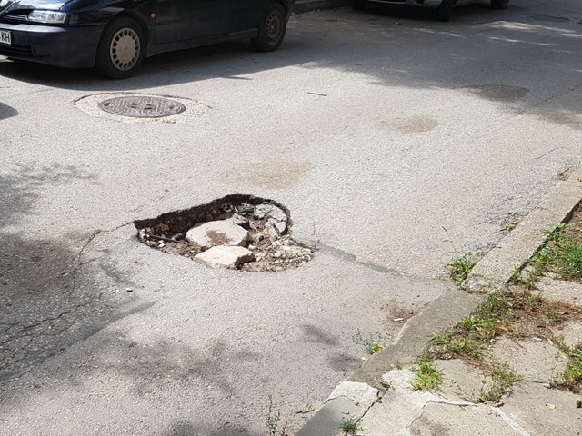 „Инжстрой” продължава започнато изкърпване на дупки в настилката на улици…