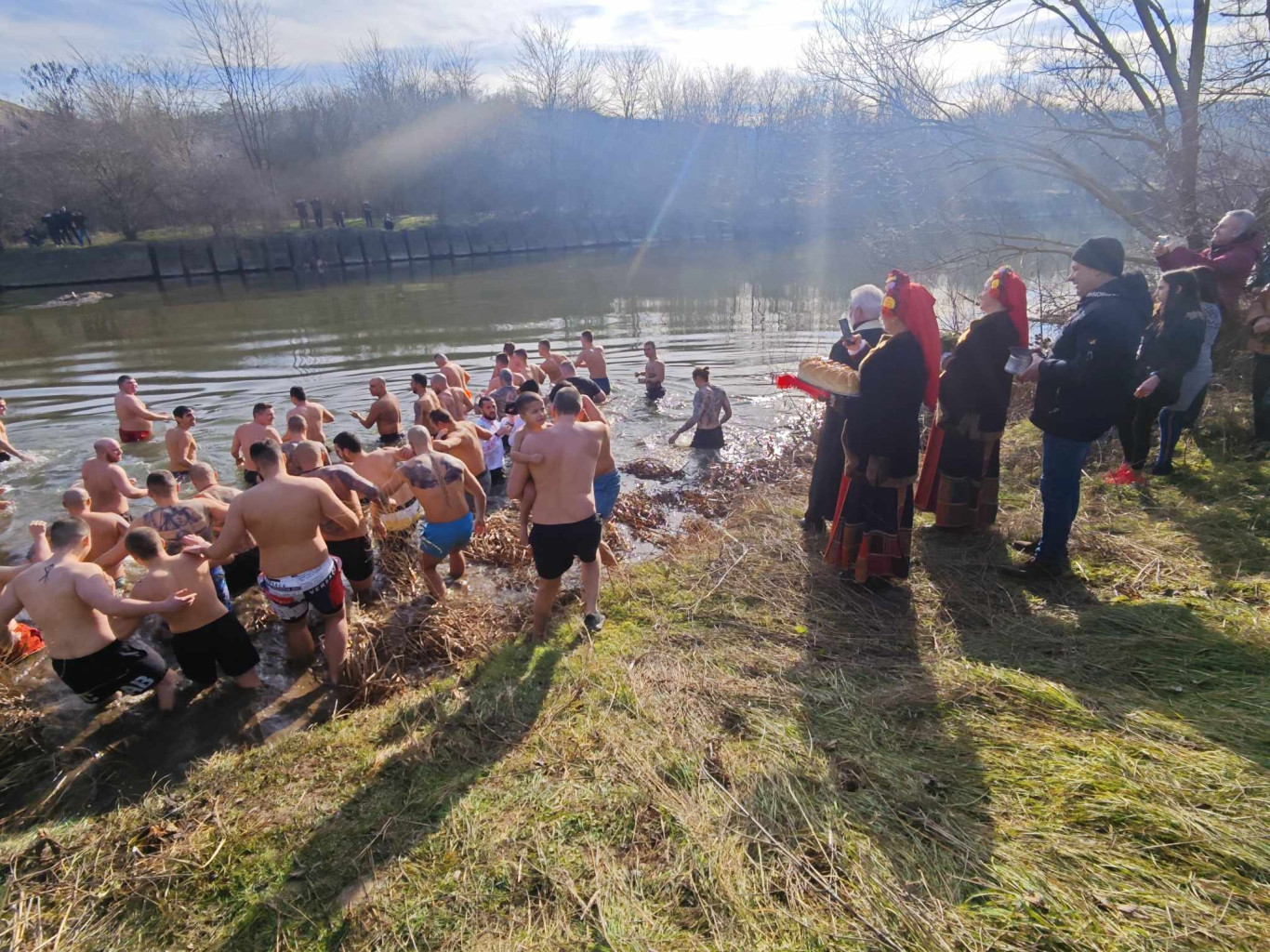 47-годишният Георги от Плевен извади богоявленския кръст от водите на…