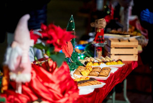 На пл. „Възраждане“: Раздаваха коледни сладкиши на малки и големи