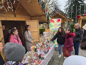 Ученическият парламент на Плевен с благотворителен базар в Коледното градче - средствата са за лечението на деца в нужда