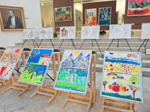 Изложба с рисунки на българчета, живеещи във Франция, подредиха в ХГ „Илия Бешков“