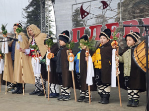 Малчугани коледуваха в Коледното градче на Плевен