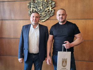 Кметът на Плевен награди победителя,…