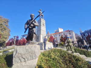 С военен ритуал и панихида на Архангелова задушница Плевен почете българските воини, загинали за Родината