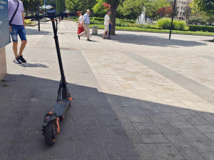 В Плевен вече отнемат временно електрически тротинетки, управлявани в централната пешеходна зона