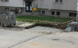 Текущи ремонти в Плевен: Възстановяват настилката на рампата за достъп при входа на парк „Кайлъка“ и тротоар по ул. „Страцин“