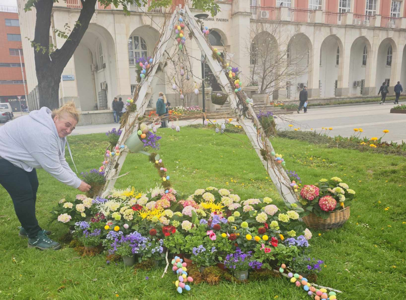 Флористи създадоха цветна композиция за Великден в Плевен