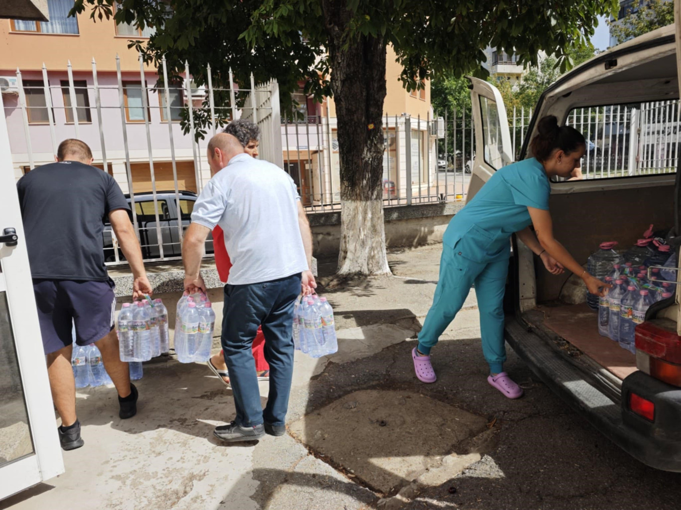Екипи на Община Плевен доставят бутилирана изворна вода от Държавния…