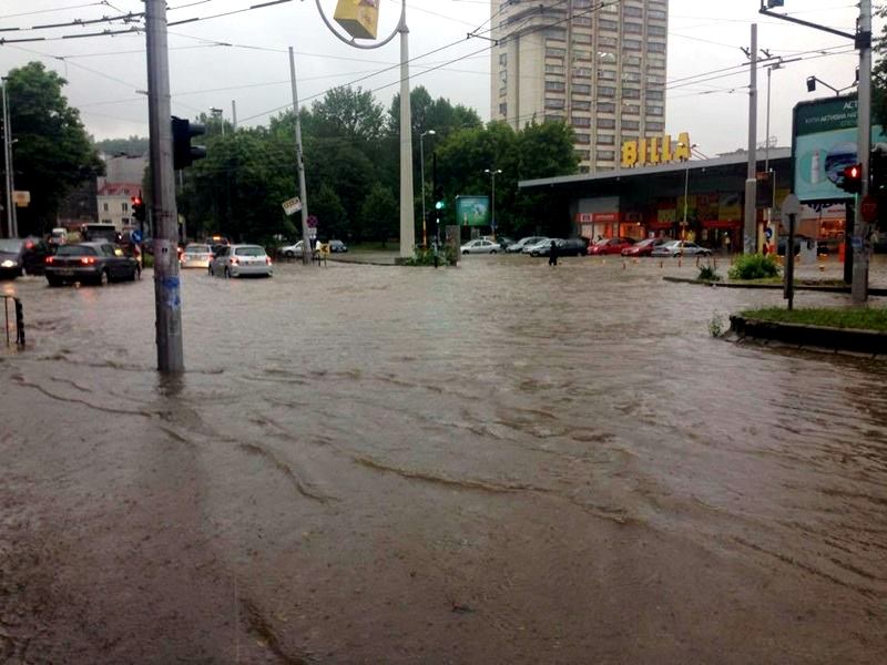 Затвориха пътя Плевен - Ловеч заради обилните дъждове