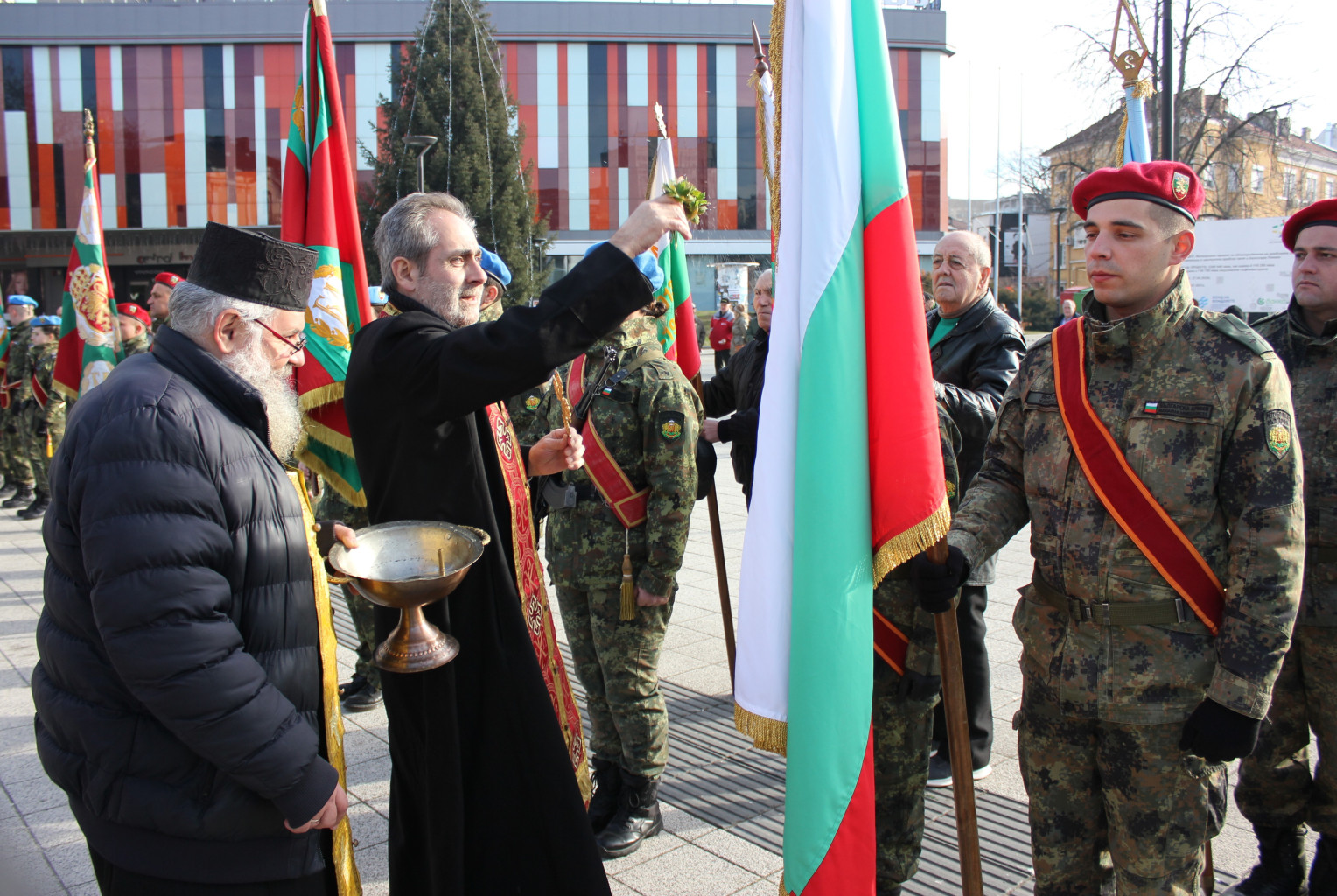 Осветиха бойните знамена на военните формирования от гарнизон Плевен